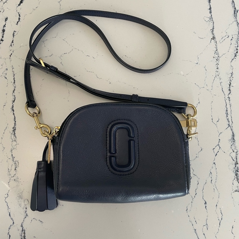 Marc Jacobs Shutter in navy, EUC
